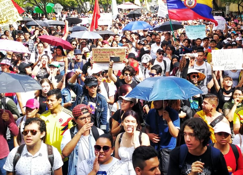 Cientos de personas se comienzan a congregar en Parque de los Deseos.. Foto: Juan David Úsuga. . 