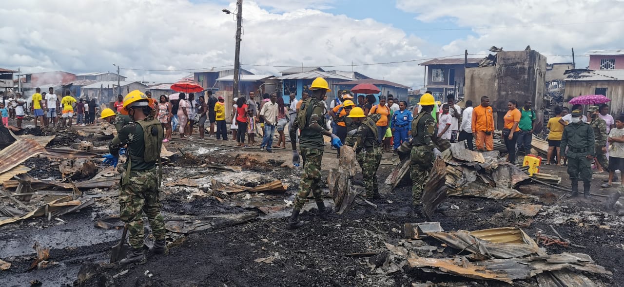 Así fue el voraz incendio en el municipio de Riosucio, Chocó y que dejó 72 viviendas afectadas, 320 personas damnificadas y muertas a una niña de 8 años y una mujer de 25. FOTO SÉPTIMA DIVISIÓN EJÉRCITO