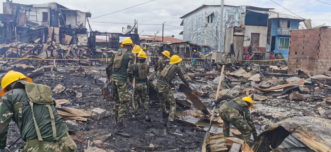 Así fue el voraz incendio en el municipio de Riosucio, Chocó y que dejó 72 viviendas afectadas, 320 personas damnificadas y muertas a una niña de 8 años y una mujer de 25. FOTO SÉPTIMA DIVISIÓN EJÉRCITO