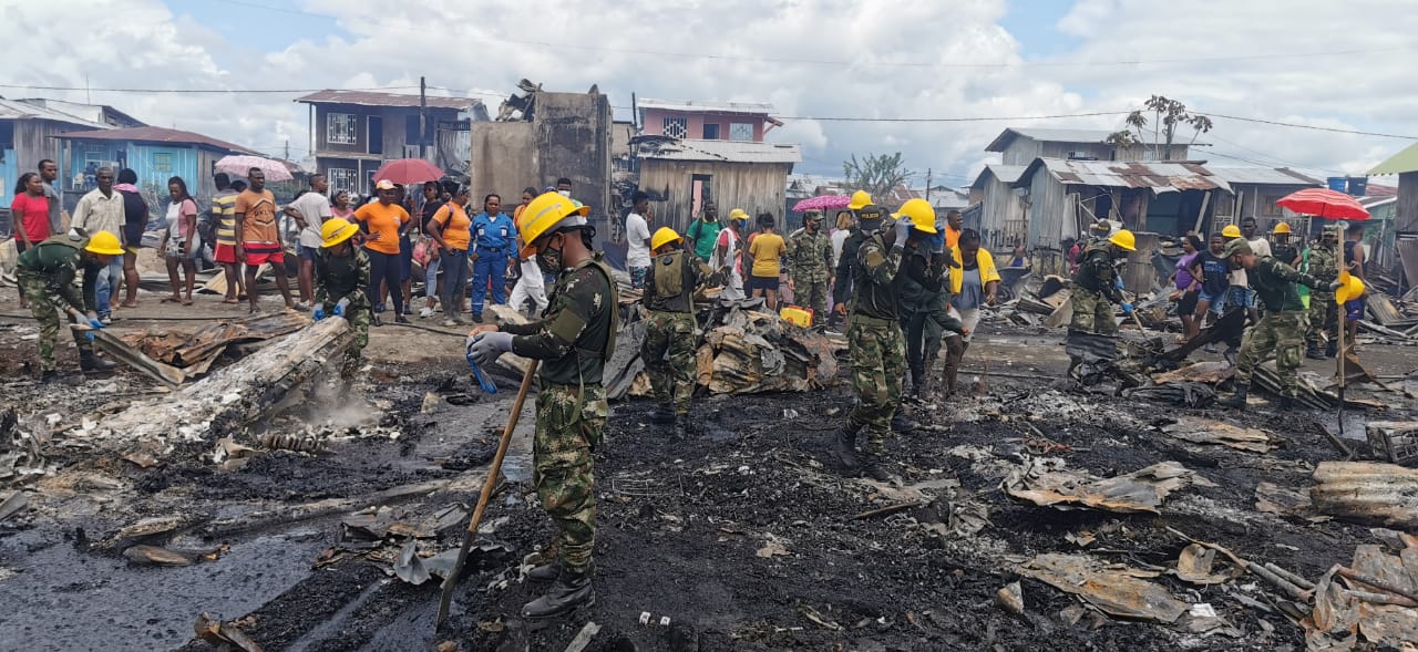 Así fue el voraz incendio en el municipio de Riosucio, Chocó y que dejó 72 viviendas afectadas, 320 personas damnificadas y muertas a una niña de 8 años y una mujer de 25. FOTO SÉPTIMA DIVISIÓN EJÉRCITO