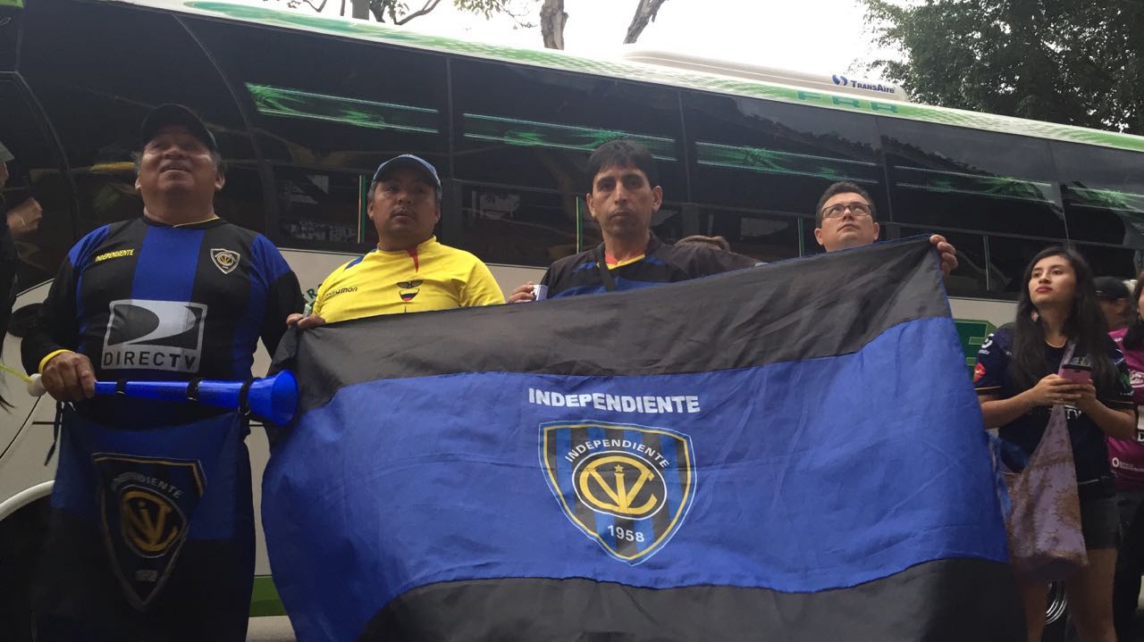 Cerca de 2 mil hinchas de Independiente del Valle llegaron desde Ecuador para apoyar a su equipo. FOTO Esteban Vanegas
