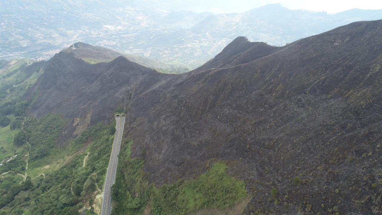 Un incendio forestal que se produjo el miércoles en zona rural de Copacabana, obligó a cerrar durante más de dos horas el paso de vehículos por la autopista Medellín - Bogotá. FOTO CORTESÍA DEVIMED