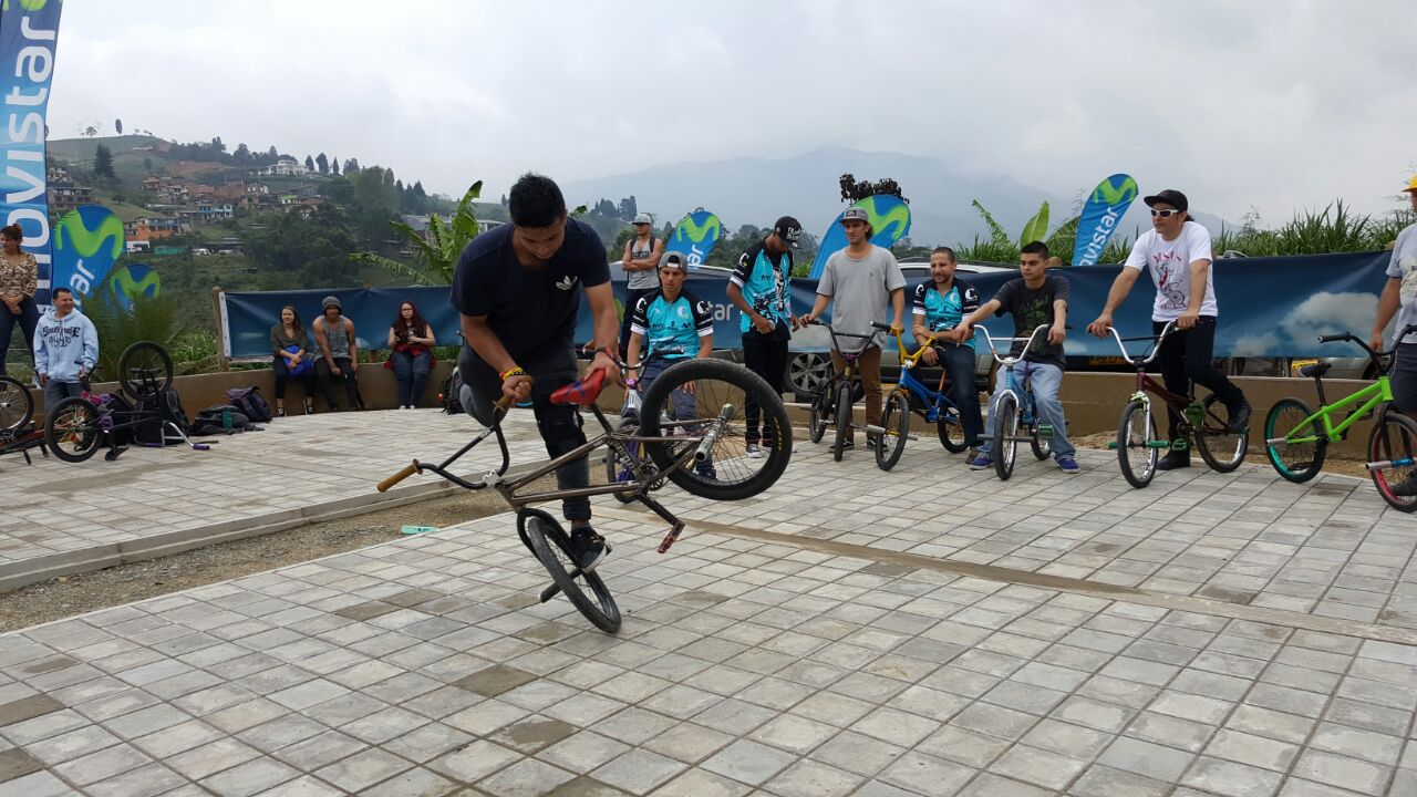 El flatland se desarrolla en un suelo adherente y pone a prueba el equilibrio y la creatividad de los deportistas. FOTO JUAN SEBASTIÁN CARVAJAL