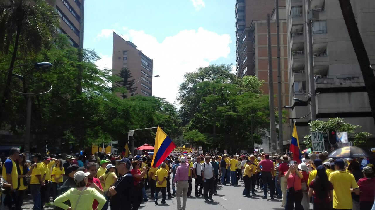 10:15 a.m. La marcha avanzaba por la Avenida La Playa. FOTO MARIANA PEÑA