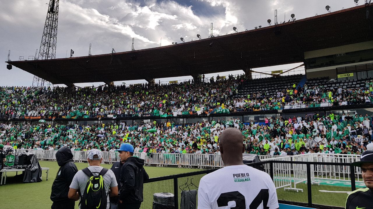 La cancha fue decorada con los trece trofeos que Armani ganó. FOTO WILSON DIAZ SANCHEZ