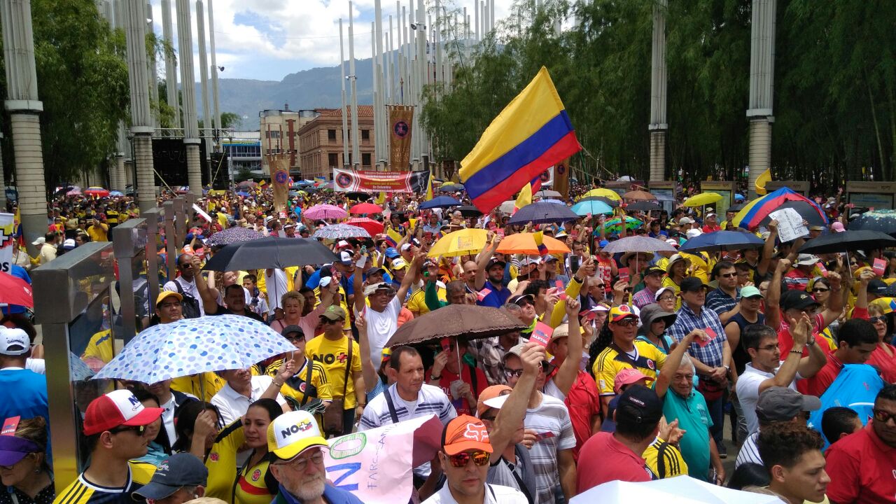 1:24 p.m. Los asistentes pidieron la renuncia del presidente Juan Manuel Santos. FOTO DIEGO ZAMBRANO