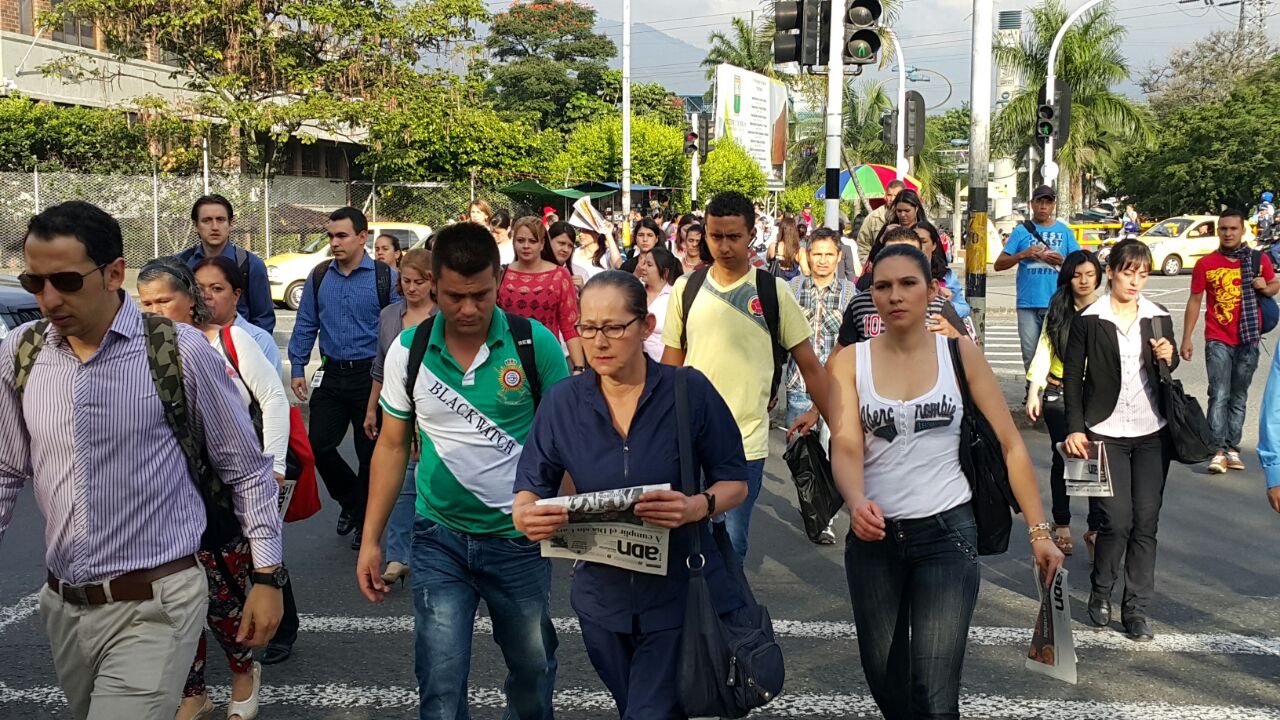 Muchas personas caminando, el panorama de la mañana en Medellín. FOTO DONALDO ZULUAGA