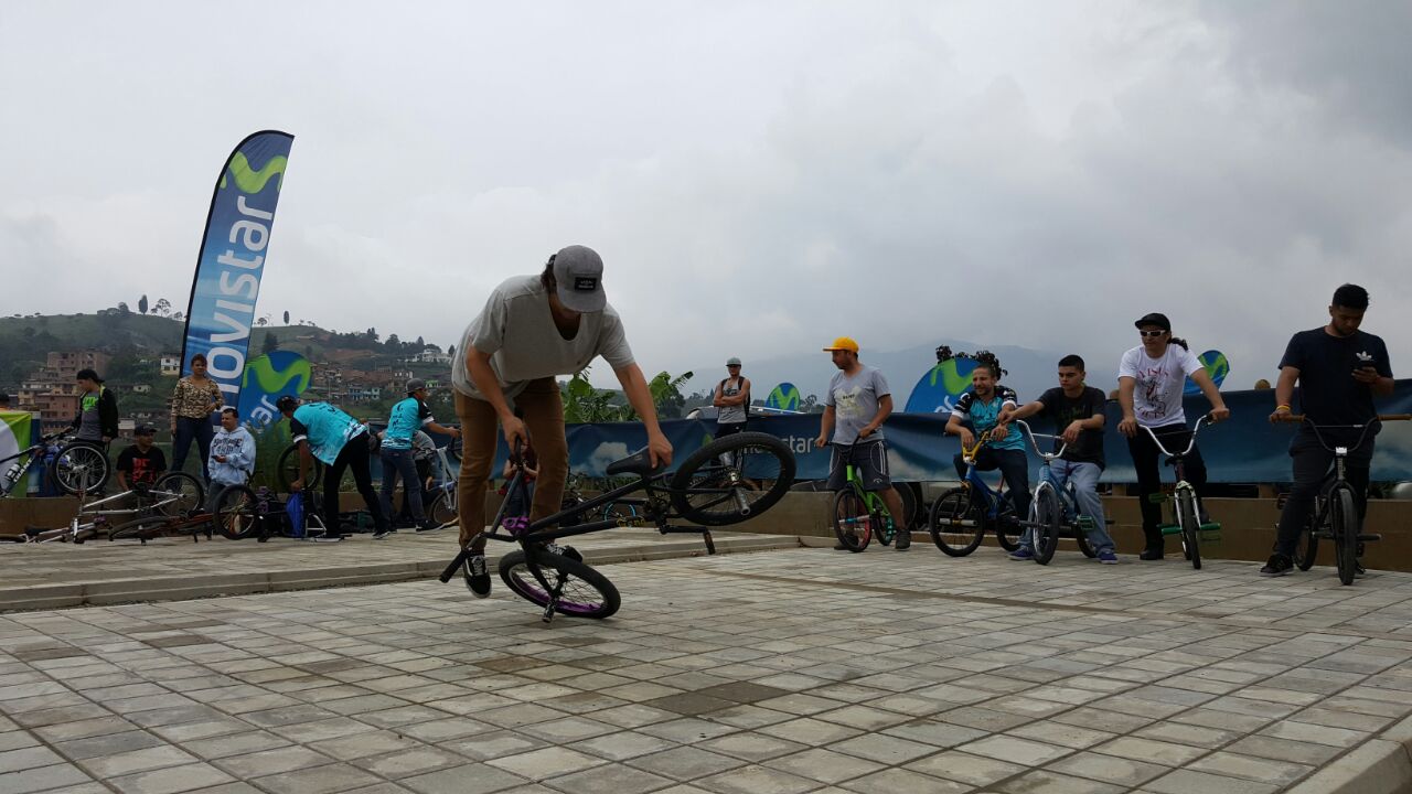 El flatland se desarrolla en un suelo adherente y pone a prueba el equilibrio y la creatividad de los deportistas. FOTO JUAN SEBASTIÁN CARVAJAL