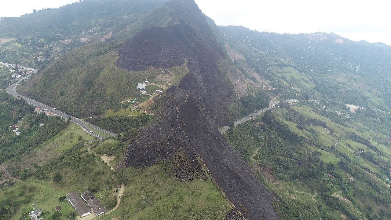 Los esfuerzos de los organismos de emergencia estuvieron centrados en evitar la expansión de las llamas hacia los lados o la zona inferior de la montaña. FOTO CORTESÍA DEVIMED