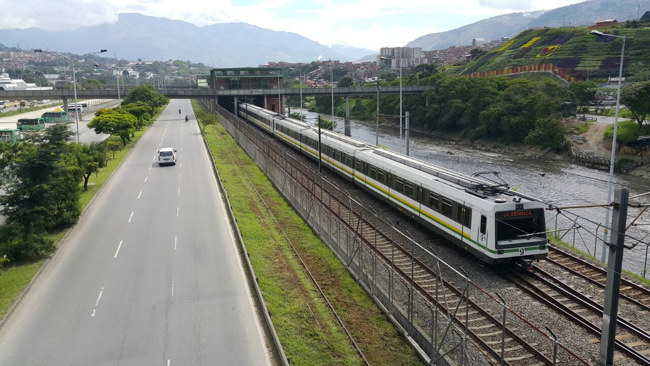 Así lucía la Avenida Regional pasadas las siete de la mañana. 104 carros han sido sancionados por incumplir la jornada. FOTO DONALDO ZULUAGA