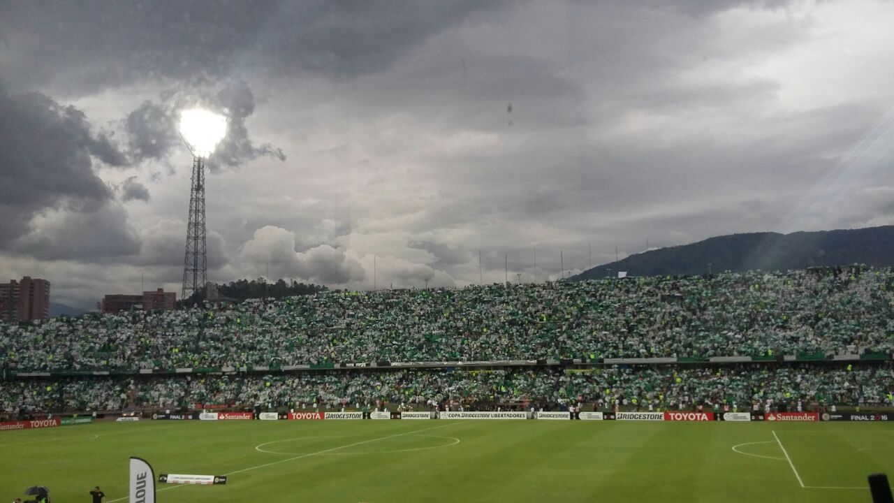 Más de 45 mil hinchas llenan las tribunas del estadio Atanasio Girardot para ser testigos de lo que podría ser el segundo título de Nacional en la Copa Libertadores. FOTO Esteban Vanegas