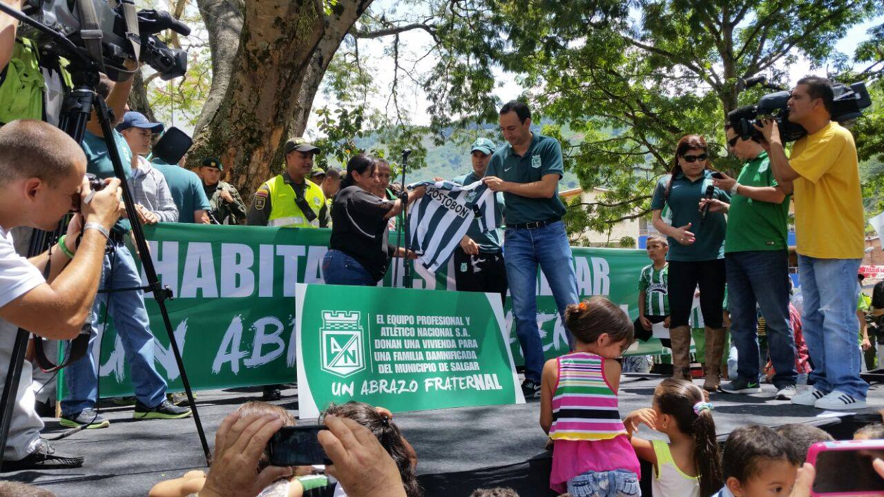 El club verdolaga en su actividad de responsabilidad social y empresarial donará una vivienda para una familia afectada por la avalancha en el corregimiento de Las Margaritas. FOTO CORTESÍA ATLÉTICO NACIONAL.