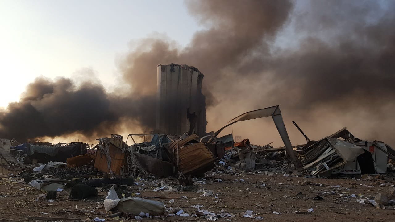 Según la agencia estatal, un incendio comenzó cerca de los silos de trigo del puerto, en un almacén de explosivos, lo cual provocó una fuerte deflagración que pudo sentirse en toda la ciudad y sus suburbios. Foto: EFE