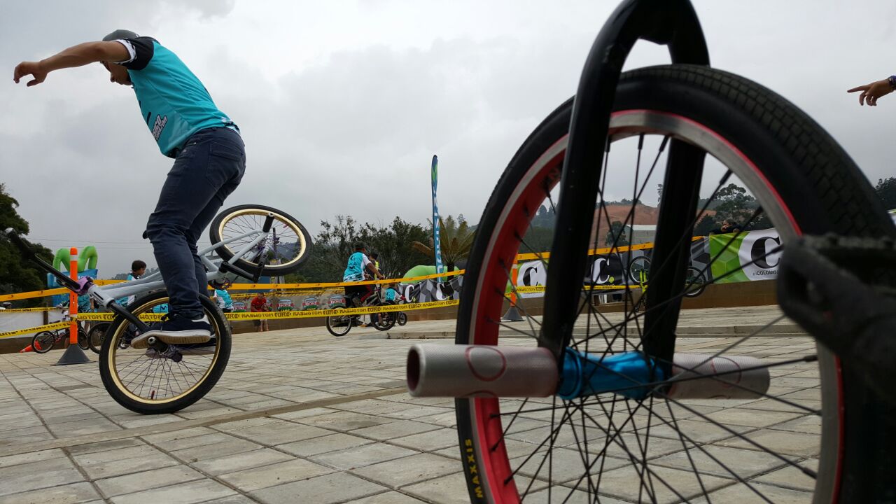 El flatland se desarrolla en un suelo adherente y pone a prueba el equilibrio y la creatividad de los deportistas. FOTO JUAN SEBASTIÁN CARVAJAL