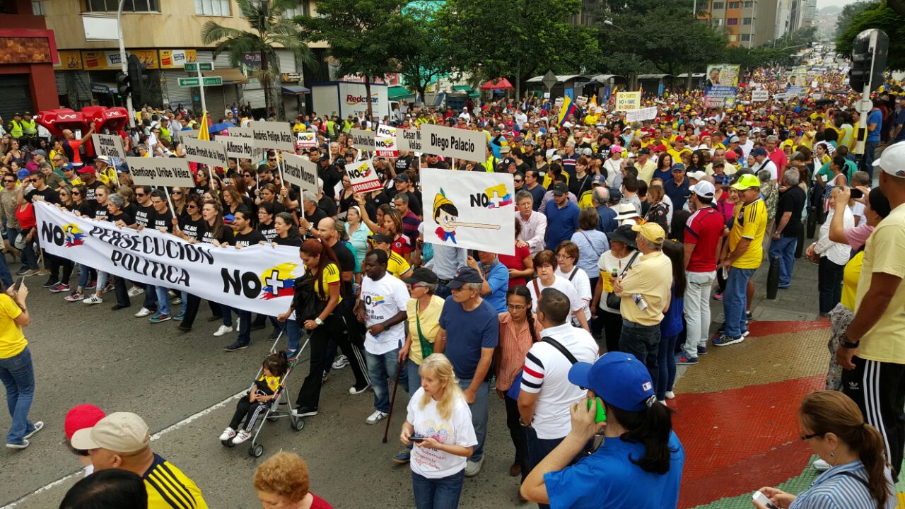 La marcha finalizó en el Parque de Las Luces, pero antes tomó la avenida La Playa, la carrera 47 hasta llegar a la avenida San Juan para terminar en el parque. FOTO JUAN SEBASTIÁN CARVAJAL