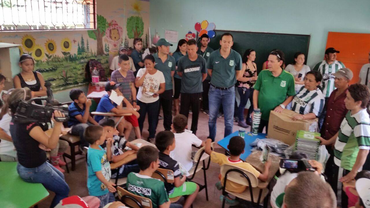 Los niños encontraron en los jugadores un momento de alegría en medio de la tristeza. FOTO CORTESÍA ATLÉTICO NACIONAL.