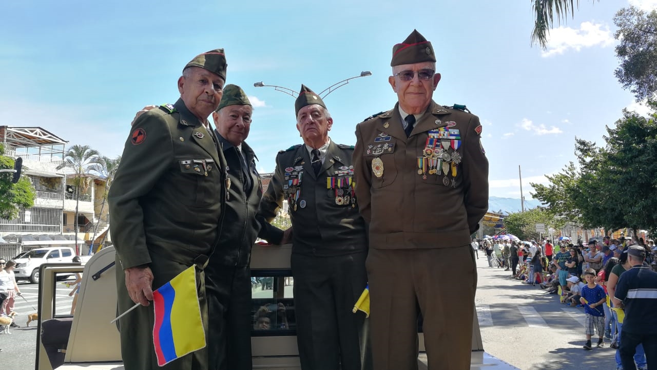 Además, un vehículo militar con cuatro veteranos de la Guerra de Korea y dos grupos de Infantería del batallón Juan Del Corral.