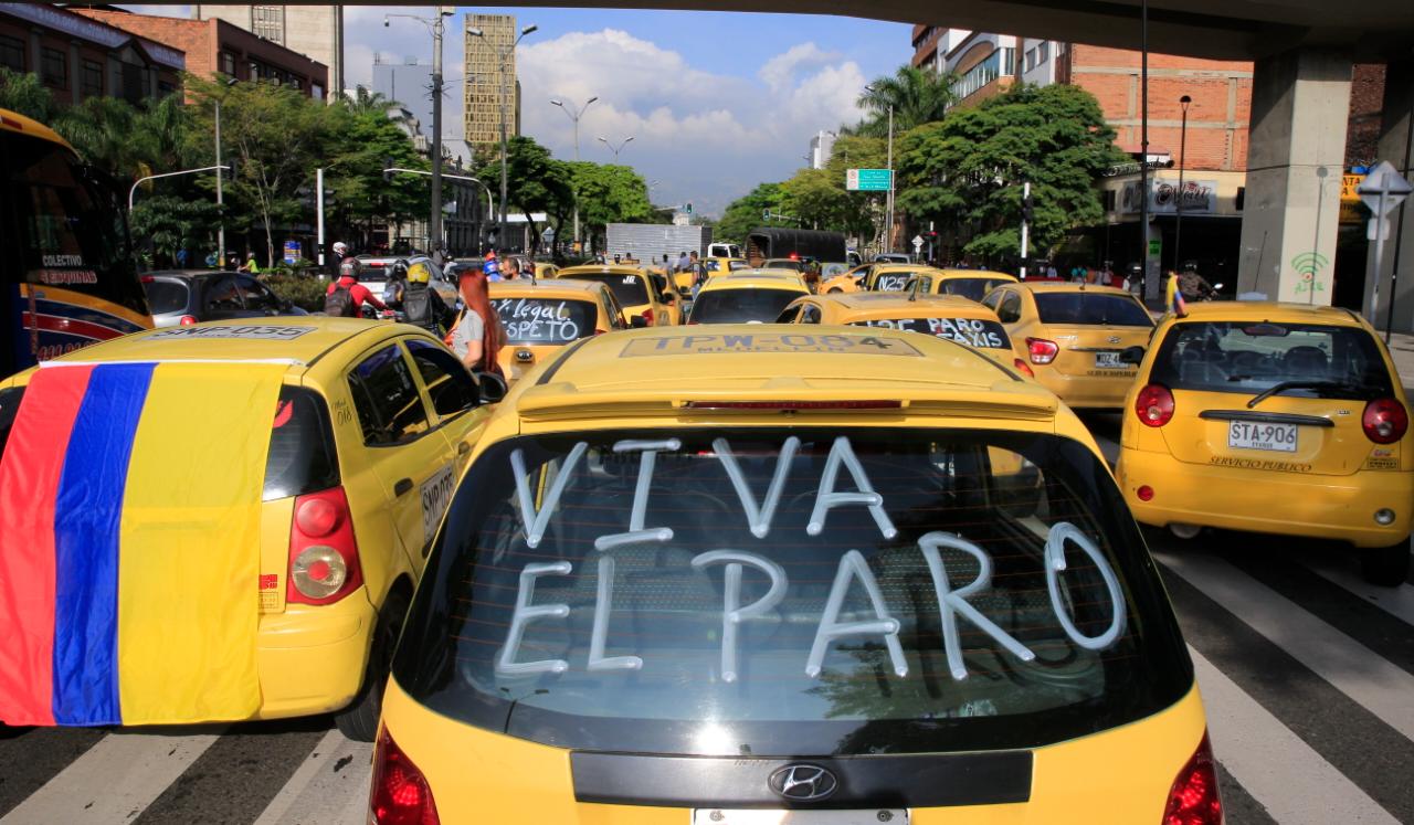 A las 2:00 a. m., comitivas de taxistas empezaron a llegar a la avenida Las Palmas, la Floresta, autopista Medellín - Bogotá y San Juan con la 65. Las manifestaciones también se están llevando a cabo en Bogotá, Cali, Bucaramanga, Manizales, Cartagena y Pereira, y tienen como fin protestar en contra de los proyectos de ley que buscan autorizar el servicio de transporte público a través de plataformas. FOTO JUAN ANTONIO SÁNCHEZ OCAMPO