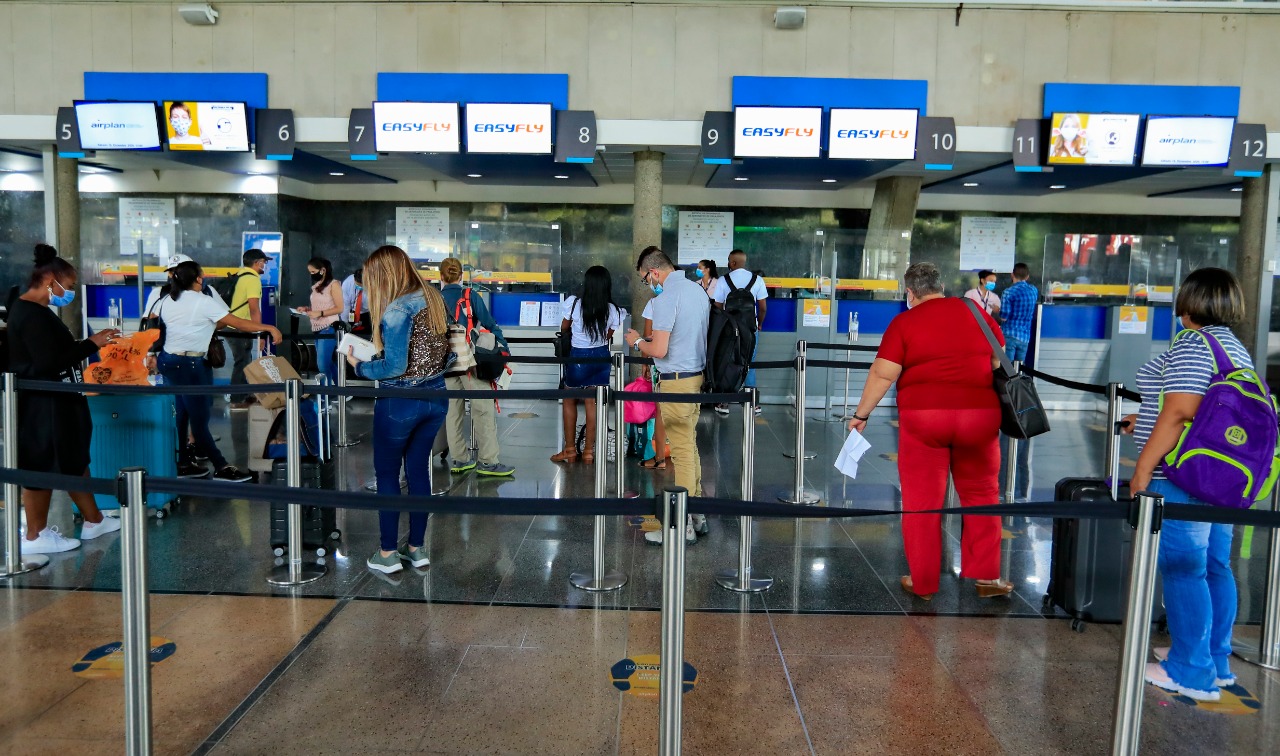 Las filas se hacen respetando el distanciamiento social y tras pasar el primer filtro el uso de espacios comunes debe hacerse cumpliendo con las delimitaciones de sillas y zonas inhabilitadas. FOTO JAIME PÉREZ