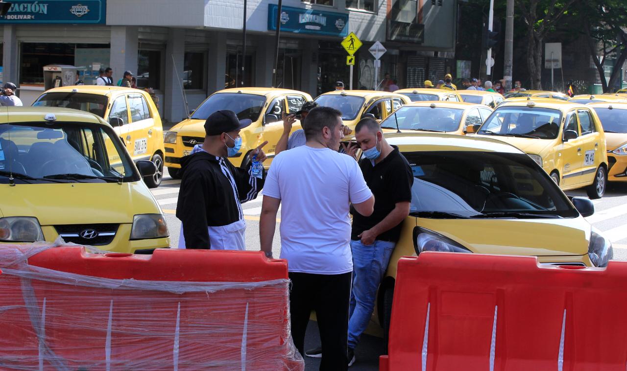 A las 2:00 a. m., comitivas de taxistas empezaron a llegar a la avenida Las Palmas, la Floresta, autopista Medellín - Bogotá y San Juan con la 65. Las manifestaciones también se están llevando a cabo en Bogotá, Cali, Bucaramanga, Manizales, Cartagena y Pereira, y tienen como fin protestar en contra de los proyectos de ley que buscan autorizar el servicio de transporte público a través de plataformas. FOTO JUAN ANTONIO SÁNCHEZ OCAMPO