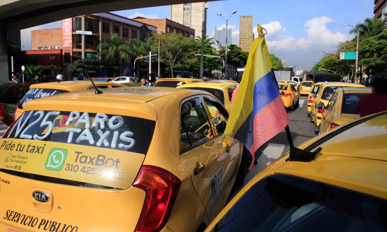 A las 2:00 a. m., comitivas de taxistas empezaron a llegar a la avenida Las Palmas, la Floresta, autopista Medellín - Bogotá y San Juan con la 65. Las manifestaciones también se están llevando a cabo en Bogotá, Cali, Bucaramanga, Manizales, Cartagena y Pereira, y tienen como fin protestar en contra de los proyectos de ley que buscan autorizar el servicio de transporte público a través de plataformas. FOTO JUAN ANTONIO SÁNCHEZ OCAMPO