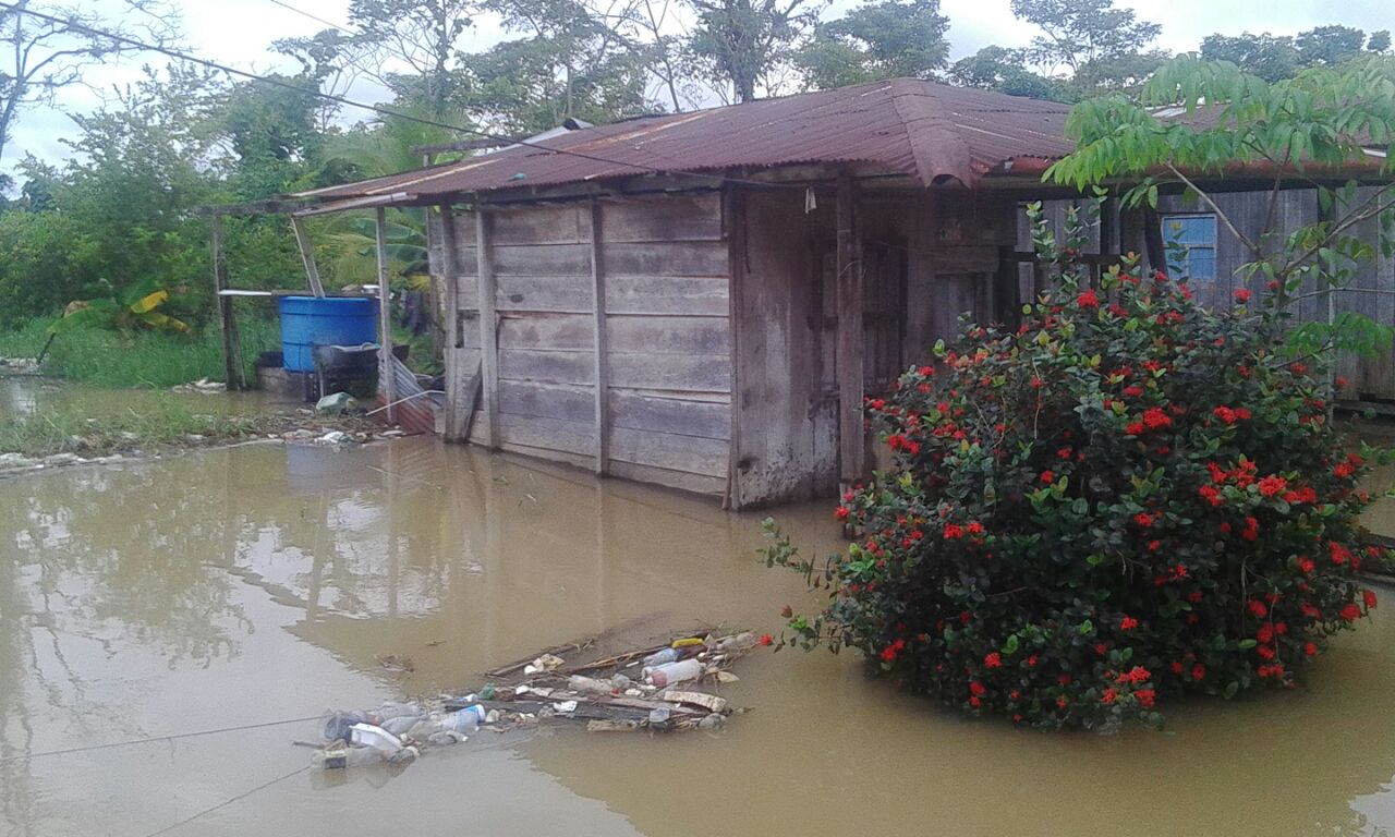 La situación más difícil la viven 102 familias del corregimiento La Playa Murrí, porque el río socavó la ribera, se llevó una tienda y amenaza con arrastrar las 100 casas del poblado. FOTO CORTESÍA