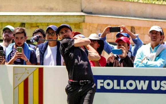 Este es el momento en el que Camilo Villegas arrancó la segunda ronda del Country Club de Bogotá Championship, en el que se mantiene como líder. FOTO CORTESIA CARLOS AVENDAÑO PRENSA CCB