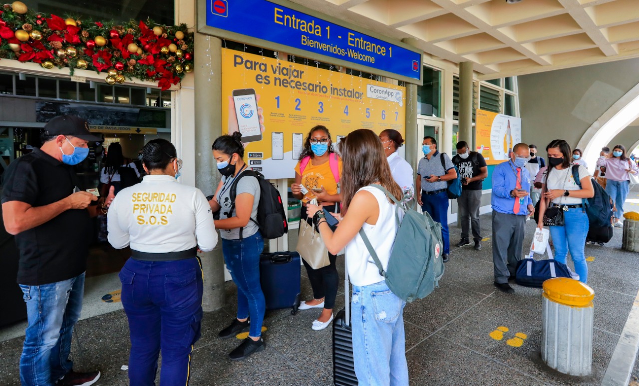 Para evitar filas y eventuales aglomeraciones se recomienda llegar con mínimo dos horas de anticipación al terminal aéreo y portar el pasabordo digital o impreso. FOTO JAIME PÉREZ