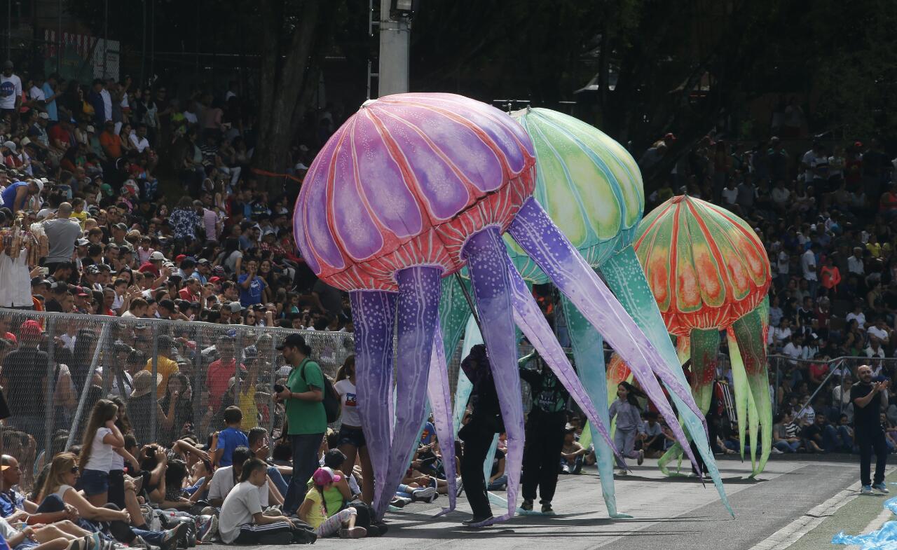 Como ya es tradición, en la cancha del barrio El Dorado, municipio de Envigado, se realiza el tradicional festival de globos solares de fin de año. FOTO JUAN ANTONIO SÁNCHEZ