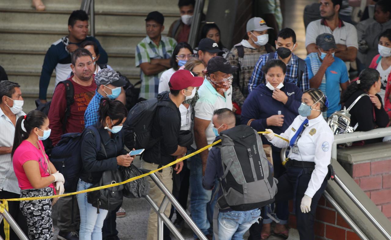 “Las excepciones son claras: solo se permite la salida al municipio de origen demostrado y con autorización de la alcaldía de salida y la de llegada”, expresó el mandatario. Foto: Juan Antonio Sánchez. (Terminal del Norte)