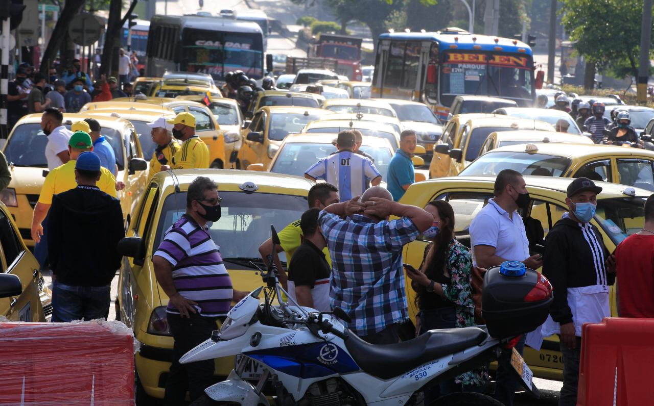 A las 2:00 a. m., comitivas de taxistas empezaron a llegar a la avenida Las Palmas, la Floresta, autopista Medellín - Bogotá y San Juan con la 65. Las manifestaciones también se están llevando a cabo en Bogotá, Cali, Bucaramanga, Manizales, Cartagena y Pereira, y tienen como fin protestar en contra de los proyectos de ley que buscan autorizar el servicio de transporte público a través de plataformas. FOTO JUAN ANTONIO SÁNCHEZ OCAMPO