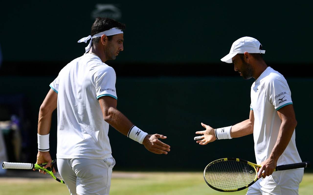 Juan Sebastian Cabal y Robert Farah se saludan después de hacer un punto frente al neozelandés Michael Venus y el sudafricano Raven Klaasen. FOTO: AFP