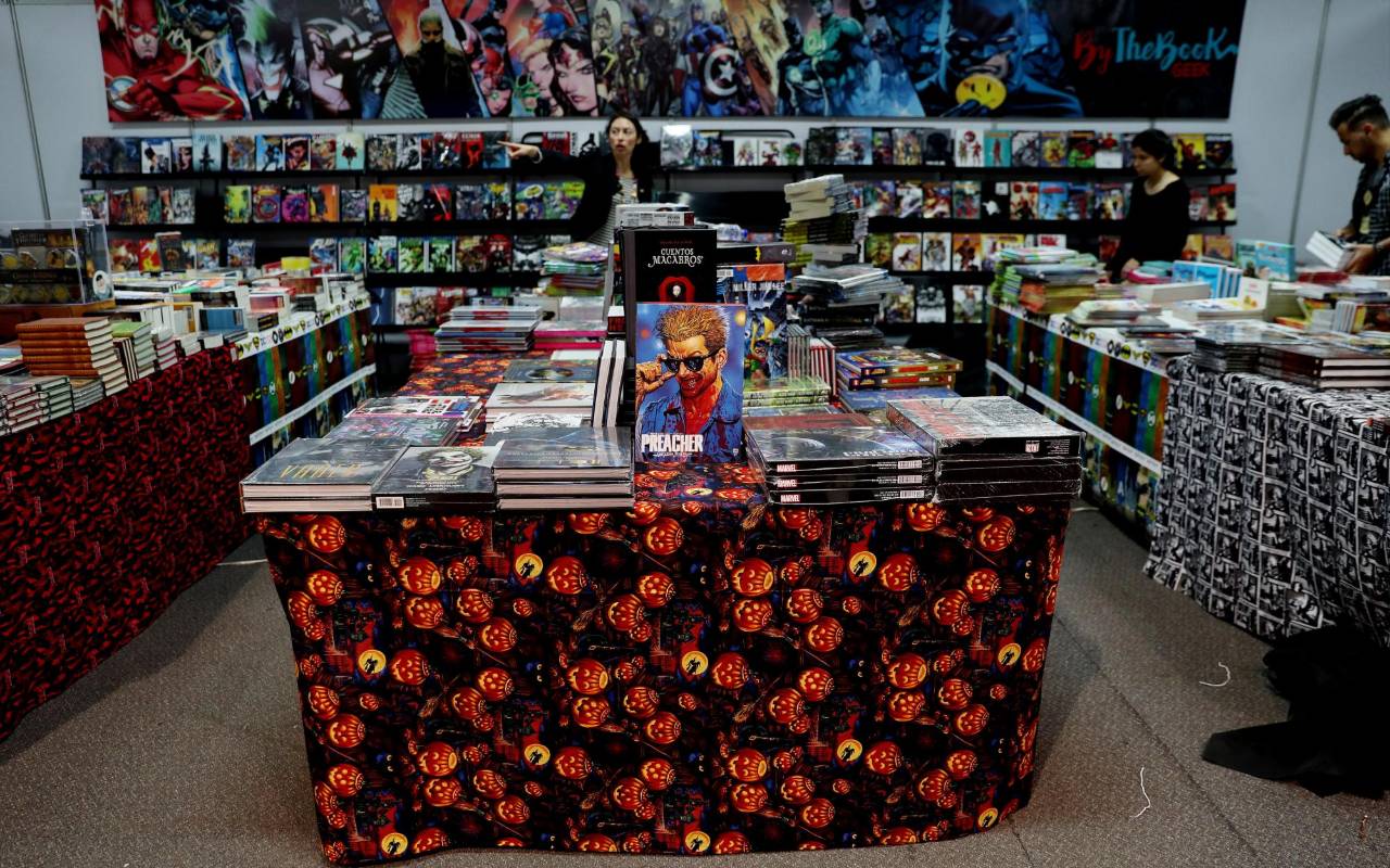 En el segundo piso de uno de los pabellones, se habilitó un espacio para aquellos que gustan de los juegos de roll y de estrategia. FOTO EFE