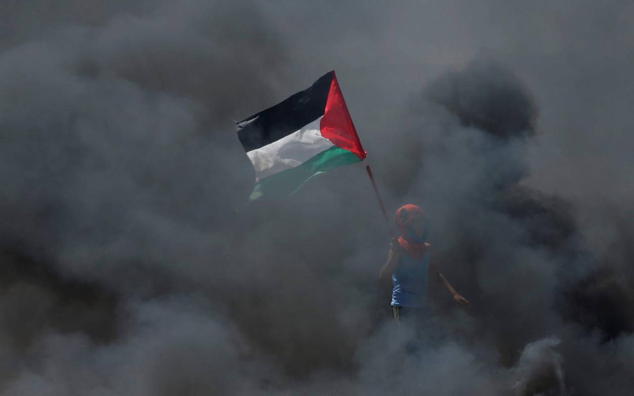 Luego del anuncio de Estados Unidos de abrir una embajada en Jerusalén, cientos de palestinos iniciaron protestas en la franja de Gaza, lo que llevó a una represión con armas letales del ejército israelí que ya deja más de 58 muertos y 2.700 heridos por las balas. Foto: Reuters