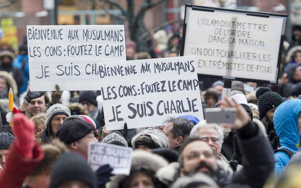 En varias ciudades de Canadá, como Montreal, cientos de personas manifestaron su solidaridad con todas las víctimas que perdieron la vida durante los ataques terroristas recientes en Francia. FOTO AP 