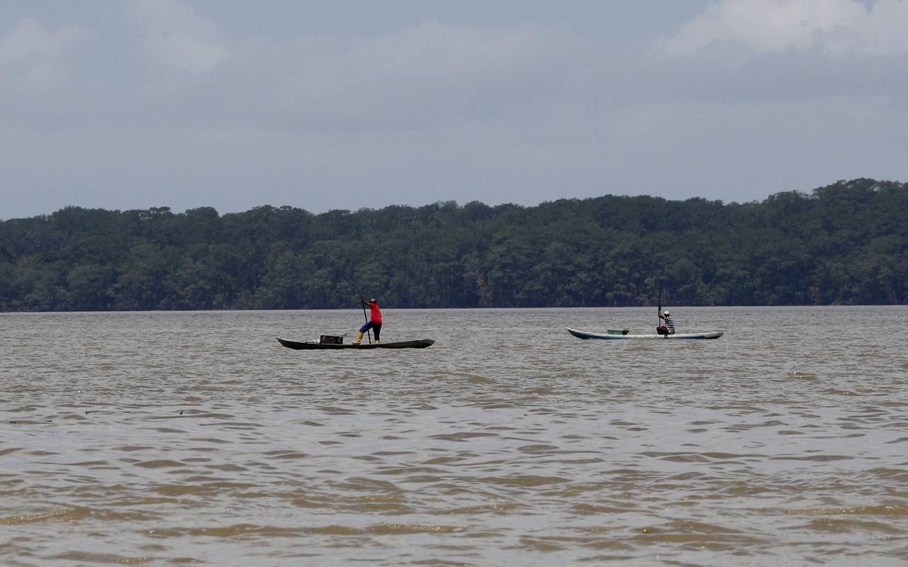 Nativos transita en sus pangas por el rió de Puerto Merizalde en el Pacífico Colombiano. Foto: Manuel Saldarriaga Quintero