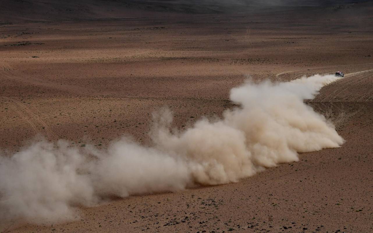 El piloto español de Mini Nani Roma y su copiloto Alexandre Haro Bravo durante la etapa en el Rally Dakar 2019. Foto: AFP.