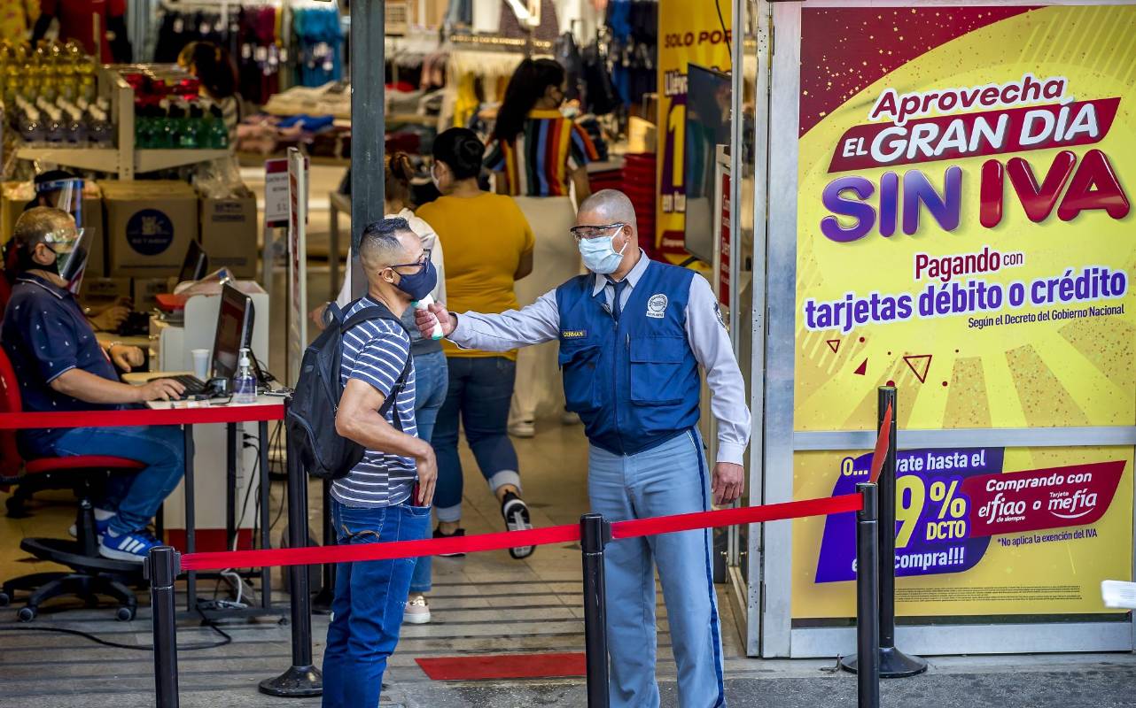 La venta de electrodomésticos, computadores y equipos de comunicaciones deberá realizarse en su totalidad de manera virtual con el fin de evitar posibles aglomeraciones en los establecimientos comerciales que generen contagios de covid-19. Foto: Jaime Pérez.