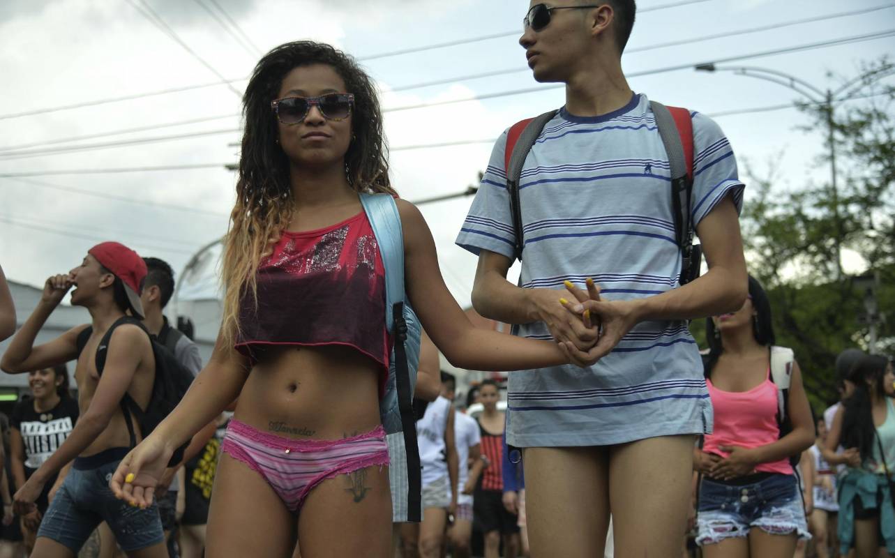 Más de dos mil personas hicieron parte de la tradicional ‘marcha sin pantalones’ realizada en Medellín. La manifestación tenía como fin defender la libertad de expresión a nivel mundial. FOTO AFP.