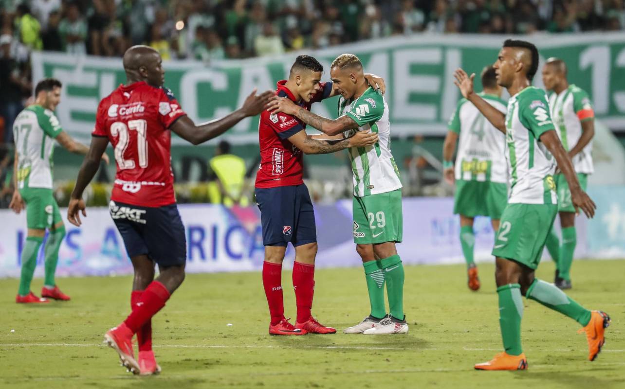 Aldo Leao Ramírez, el mejor jugador del clásico, se abraza con Leonardo Castro del Medellín. Foto: Róbinson Sáenz