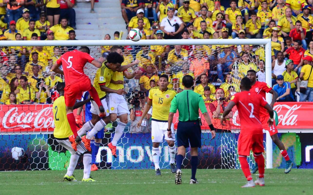 Los últimos minutos del segundo tiempo Colombia se dedicó a defender el marcador y se encerró en su área. FOTO AFP