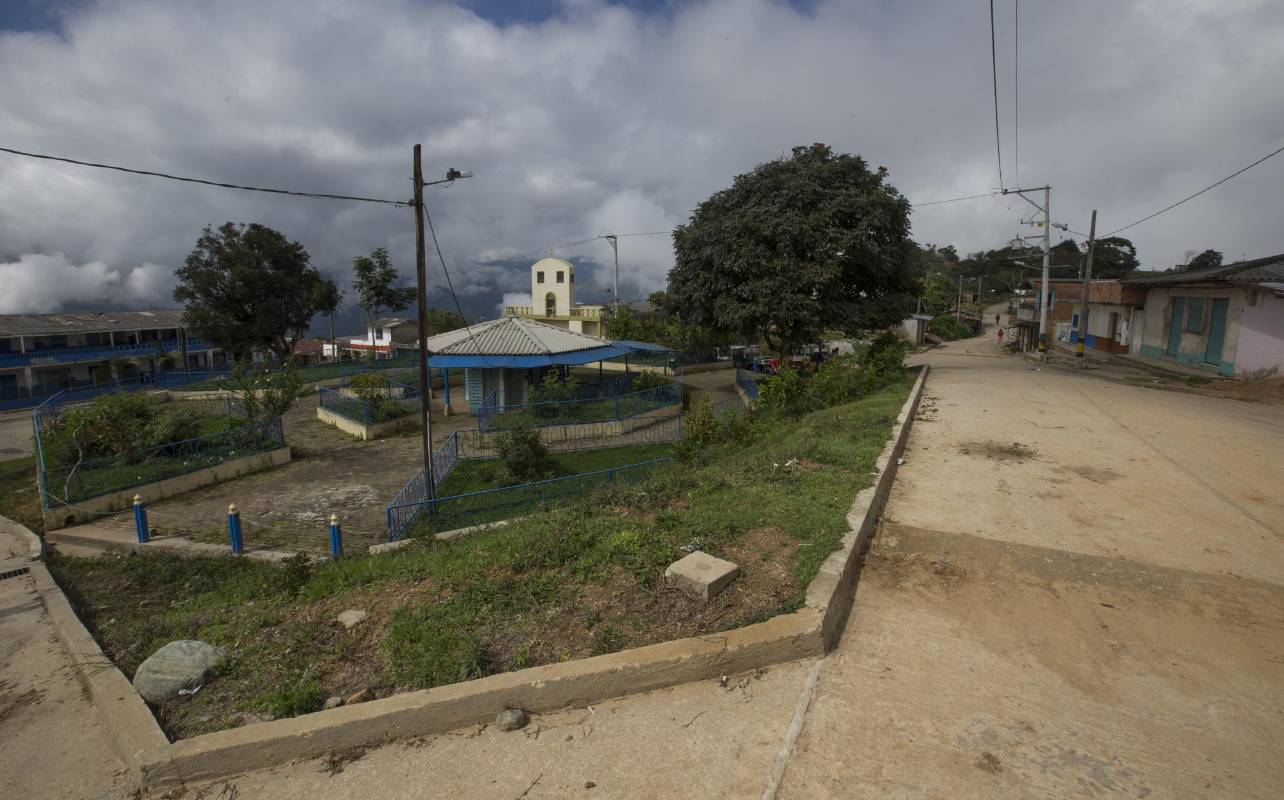 En la cabecera corregimental, los paramilitares imponen códigos de conducta, se prohibe, la circulación nocturna, las peleas y los chismes. FOTO: Donaldo Zuluaga.