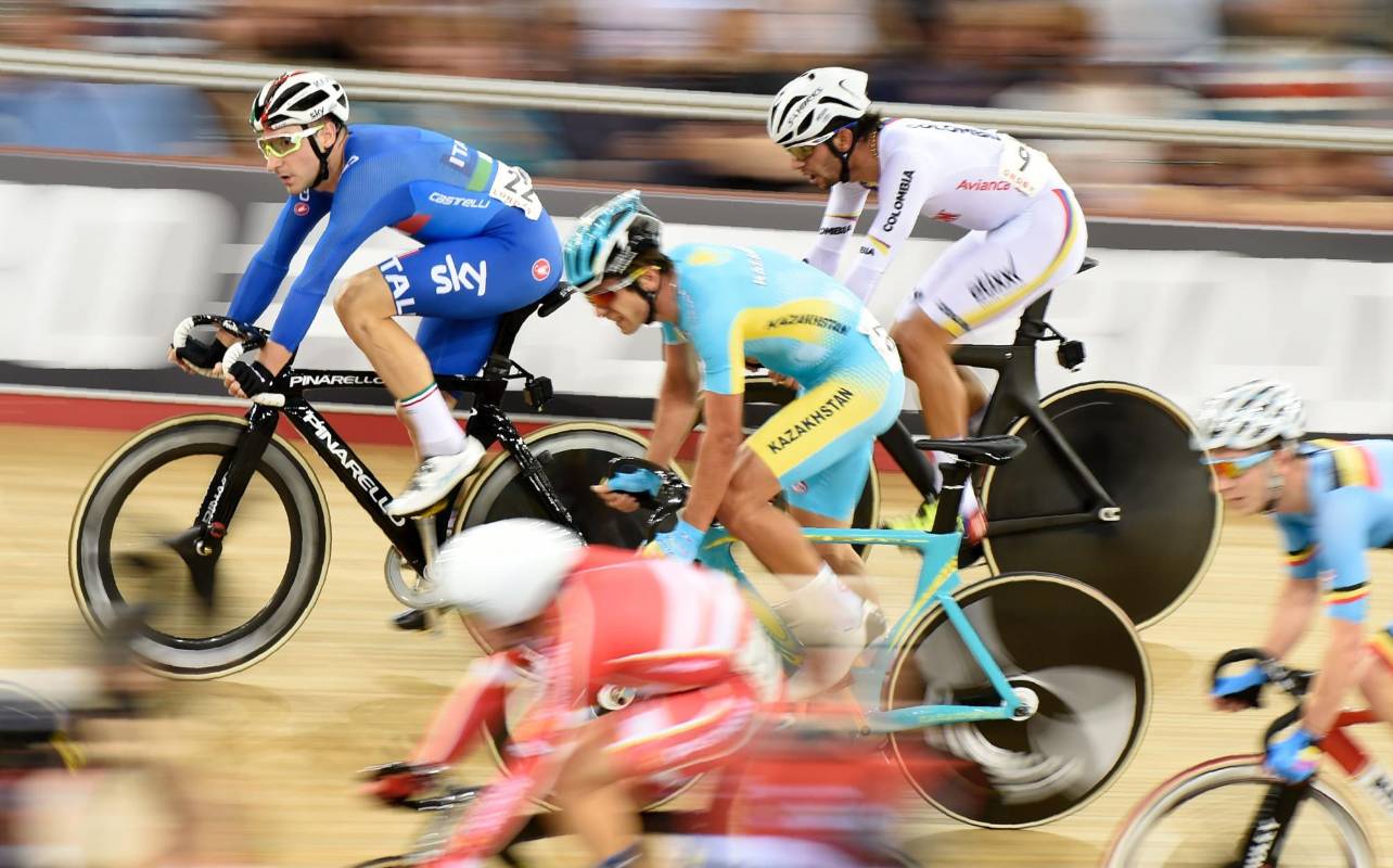 Con 22 años de edad, el antioqueño Fernando Gaviria demuestra en cada competencia que no tiene límites, que su talento se combina con la pasión por la bicicleta y esa mentalidad única de campeones mundiales FOTO AFP