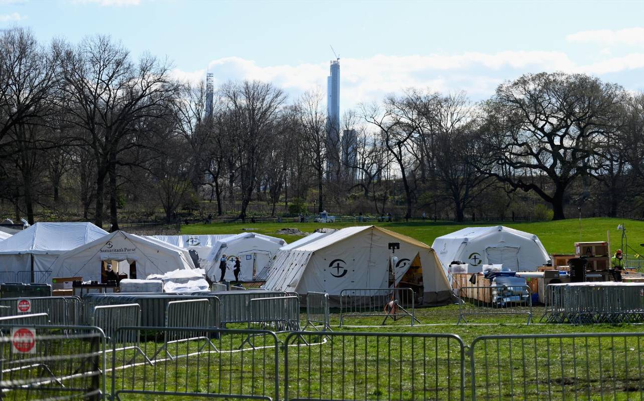 Los hospitales de Nueva York han duplicado su capacidad y están trabajando al máximo debido a la covid-19, y la ciudad ha instalado instalaciones médicas temporarias en Central Park. Foto: AFP