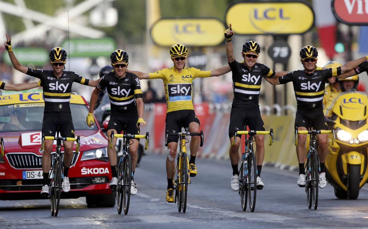 La victoria de Froome, indiscutible, se cimentó en un potente equipo que bloqueó la carrera de principio a fin y en una superioridad clara sobre sus rivales, que nunca le atacaron con fundamento y firmeza. FOTO Reuters