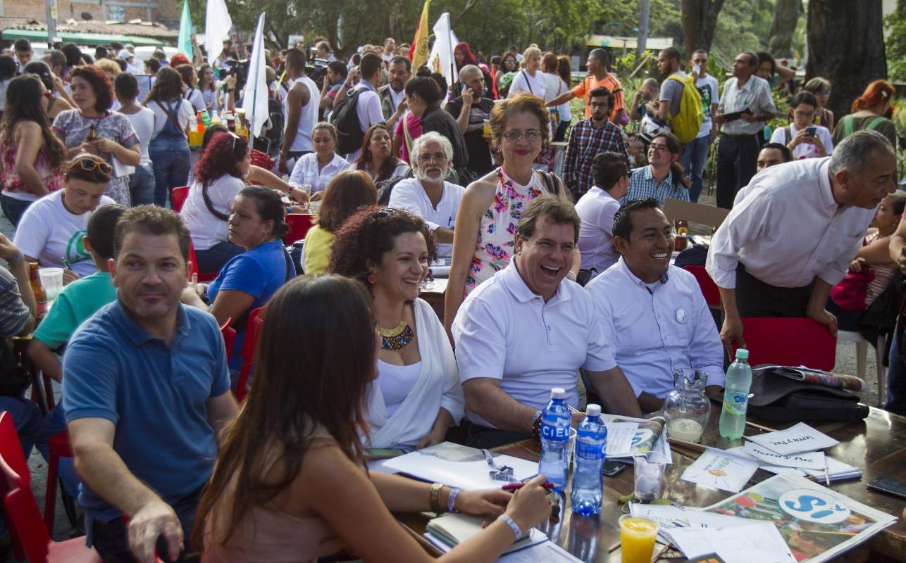 Cientos de personas se congregaron a las afueras del Teatro Pablo Tobón Uribe para presenciar la firma del acuerdo final que se celebró en Cartagena, entre el presidente Juan Manuel Santos y el comandante de las Farc, Rodrigo Londoño. FOTO JAIME PÉREZ