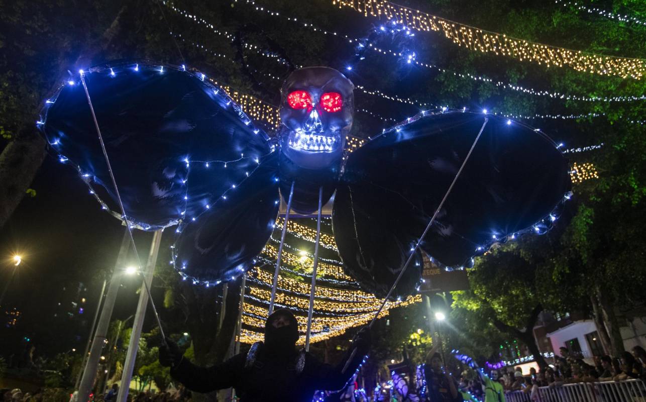 Esta vez la cuota de magia vino de otras latitudes. Brillaron los catrinas, el árbol come humanos, la caja de pandora y otras deidades locales e invitadas del norte y el centro de América. FOTO MANUEL SALDARRIAGA QUINTERO