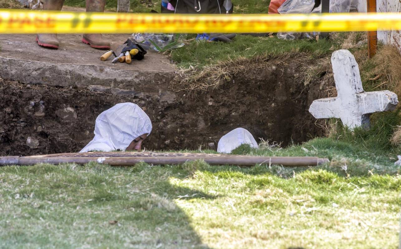 Antropólogos y funcionarios de la Unidad de Investigación y Acusación de la JEP con la información suministrada por varios testigos inspeccionaron 16 fosas. Foto Juan Antonio Sánchez Ocampo