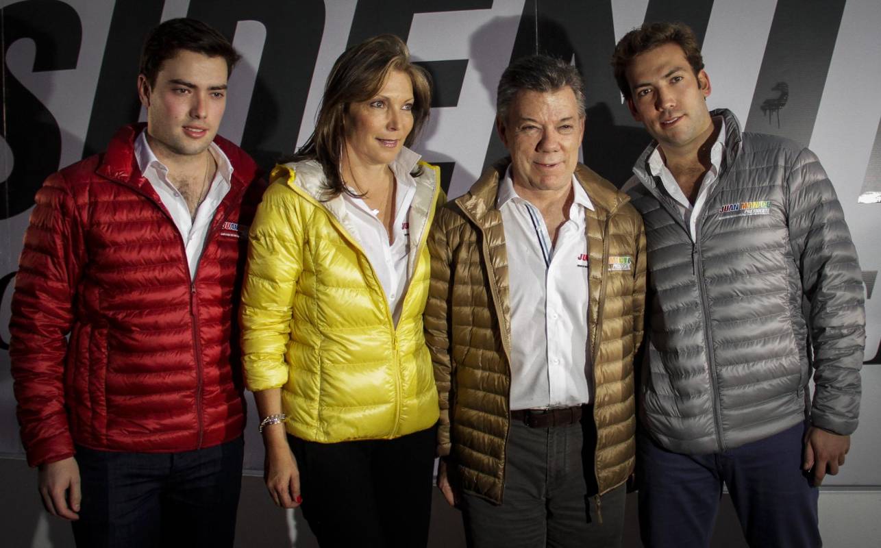 El presidente - candidato, Juan Manuel Santos, acompañado de su familia durante la presentación de la imagen y el slogan de campaña. FOTO COLPRENSA
