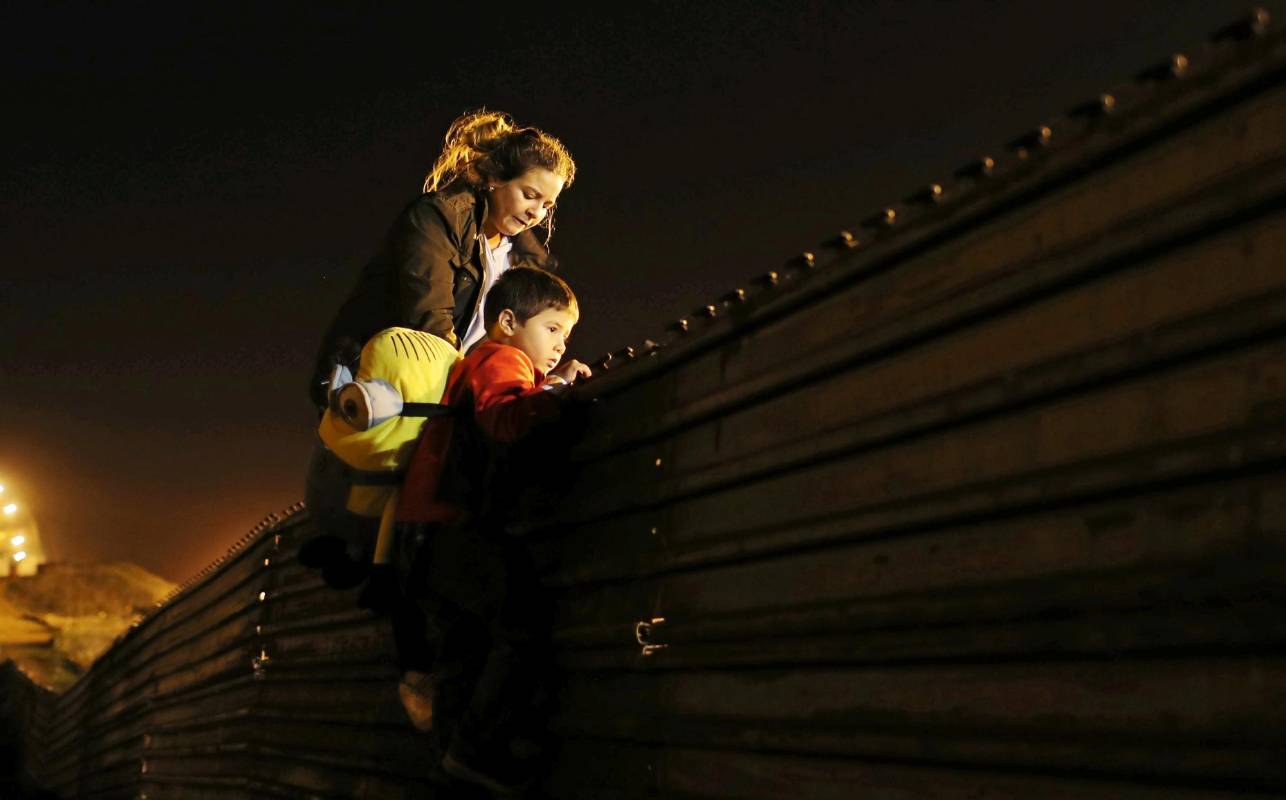 En difíciles condiciones de calor, hambre y deshidratación, los migrantes de Centro y Suramerica tratan de cruzar desde México hacia el norte, bajo el constante asedio de las autoridades norteamericanas que buscan evitar la llegada de estos grupos de familias que no tienen la visa para entrar al país. Foto: REUTERS